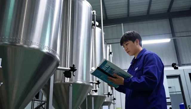 广州优玑化妆品有限公司服务来料加工等客户，提供化工原料B支持